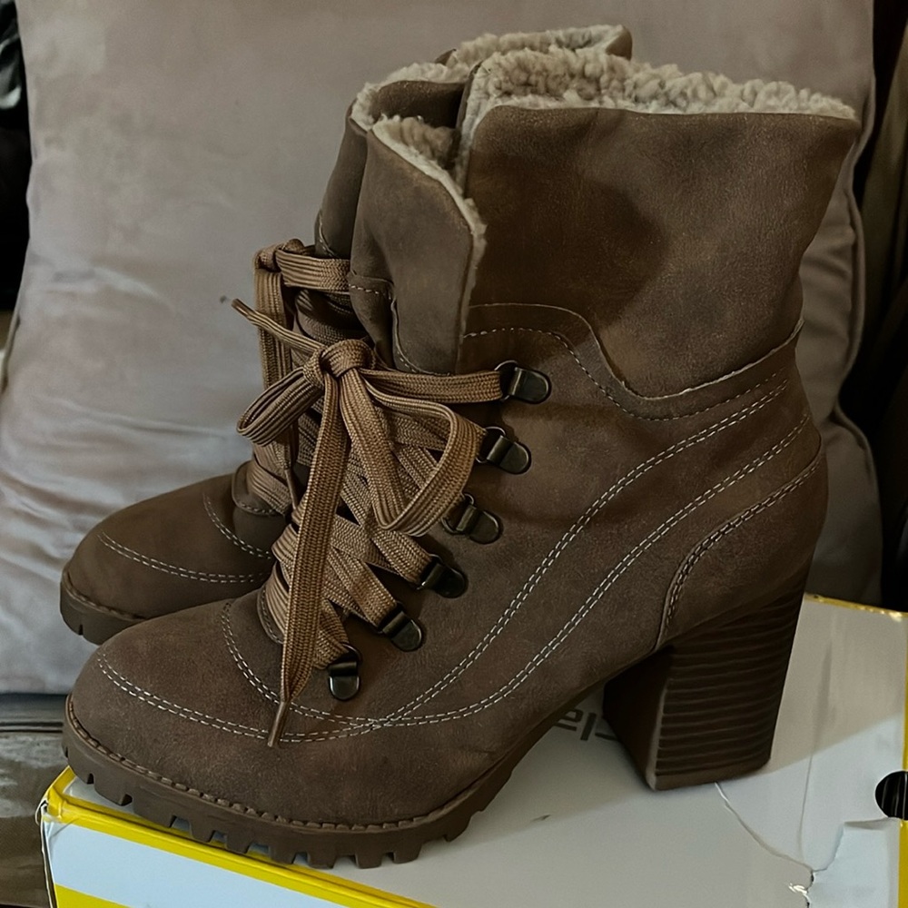 High heel women’s work boots light brown with light wool inside